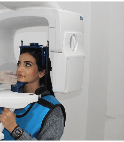 Paciente posicionada en el tomógrafo CBCT