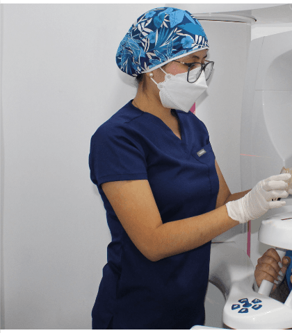 Especialista IRM operando tomógrafo CBCT